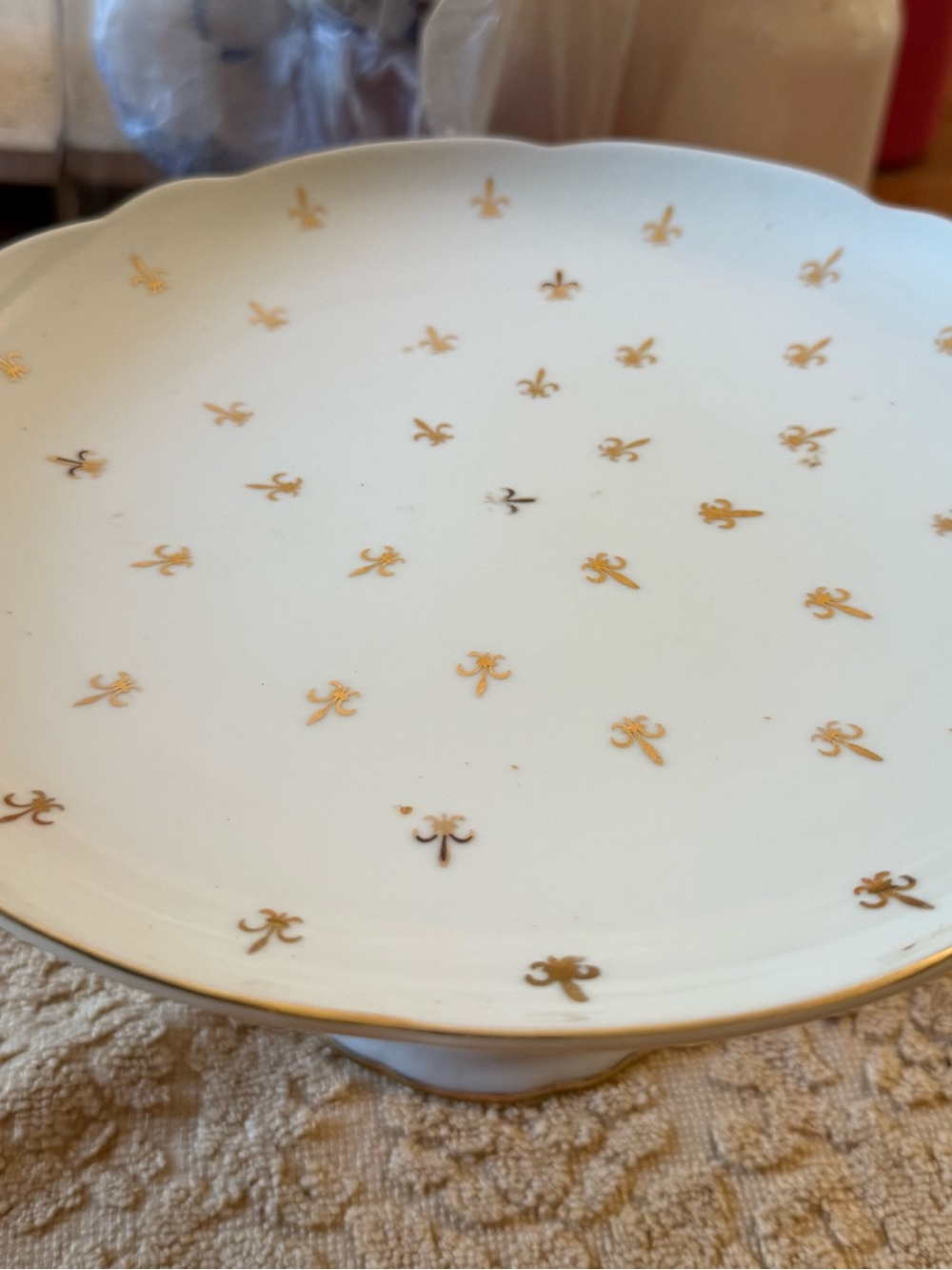 Elegant White Ceramic Pedestal Cake Stand with Gold Fleur Detail
